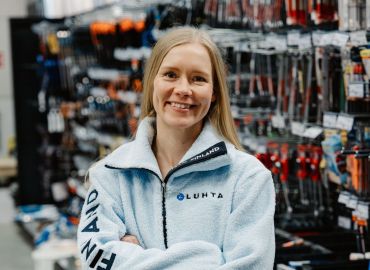 Ampumahiiht&auml;j&auml; Suvi Minkkinen - Stark ja olympiajoukkue matkalla Milano Cortinaan