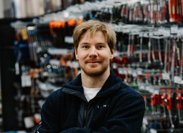 Kumparelaskija Severi Vierel&auml; - Stark ja olympiajoukkue matkalla Milano Cortinaan